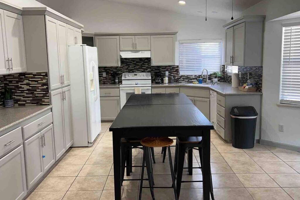 Spacious Getaway! Pool, Spa, Sleeps 9 Lake Havasu City Eksteriør billede